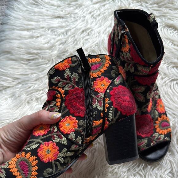 Crown Vintage Frankie Embroidered Floral Peep Toe Ankle Boots - Picture 6 of 8